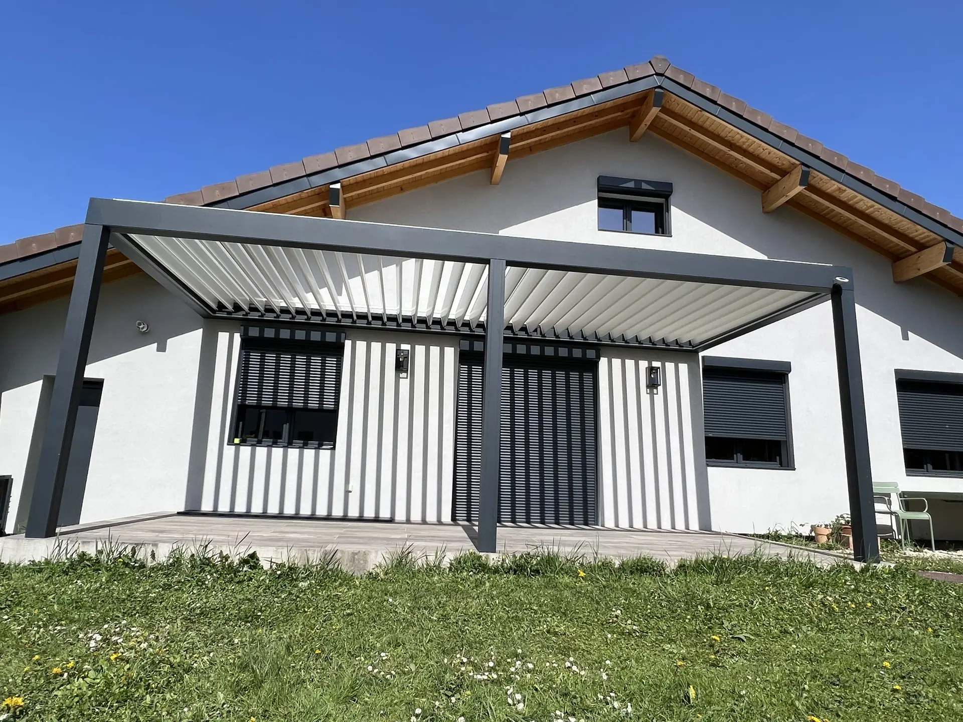 Pergola bioclimatique installée sur une terrasse en Haute-Savoie