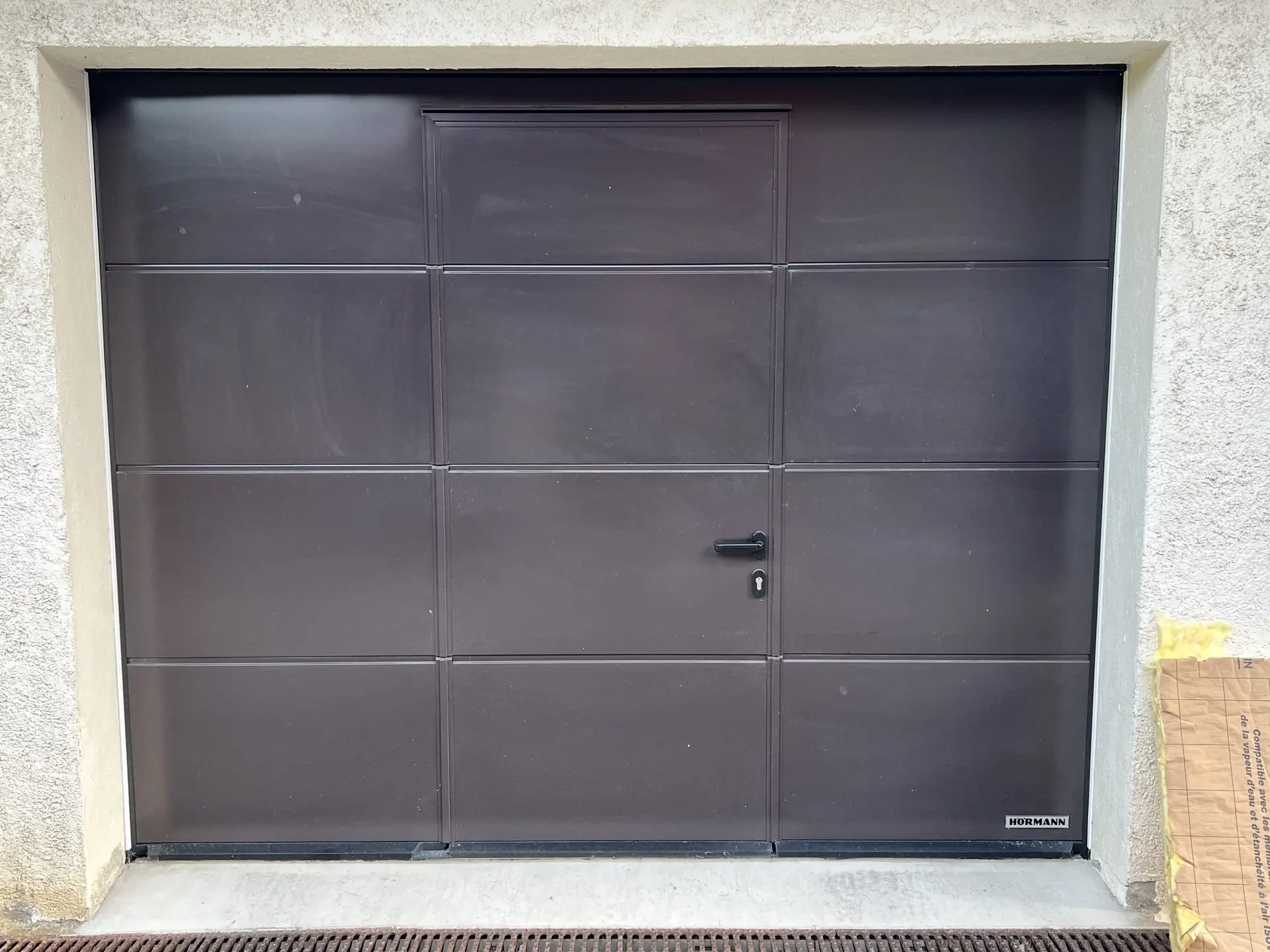 Porte de garage sectionnelle en bon état