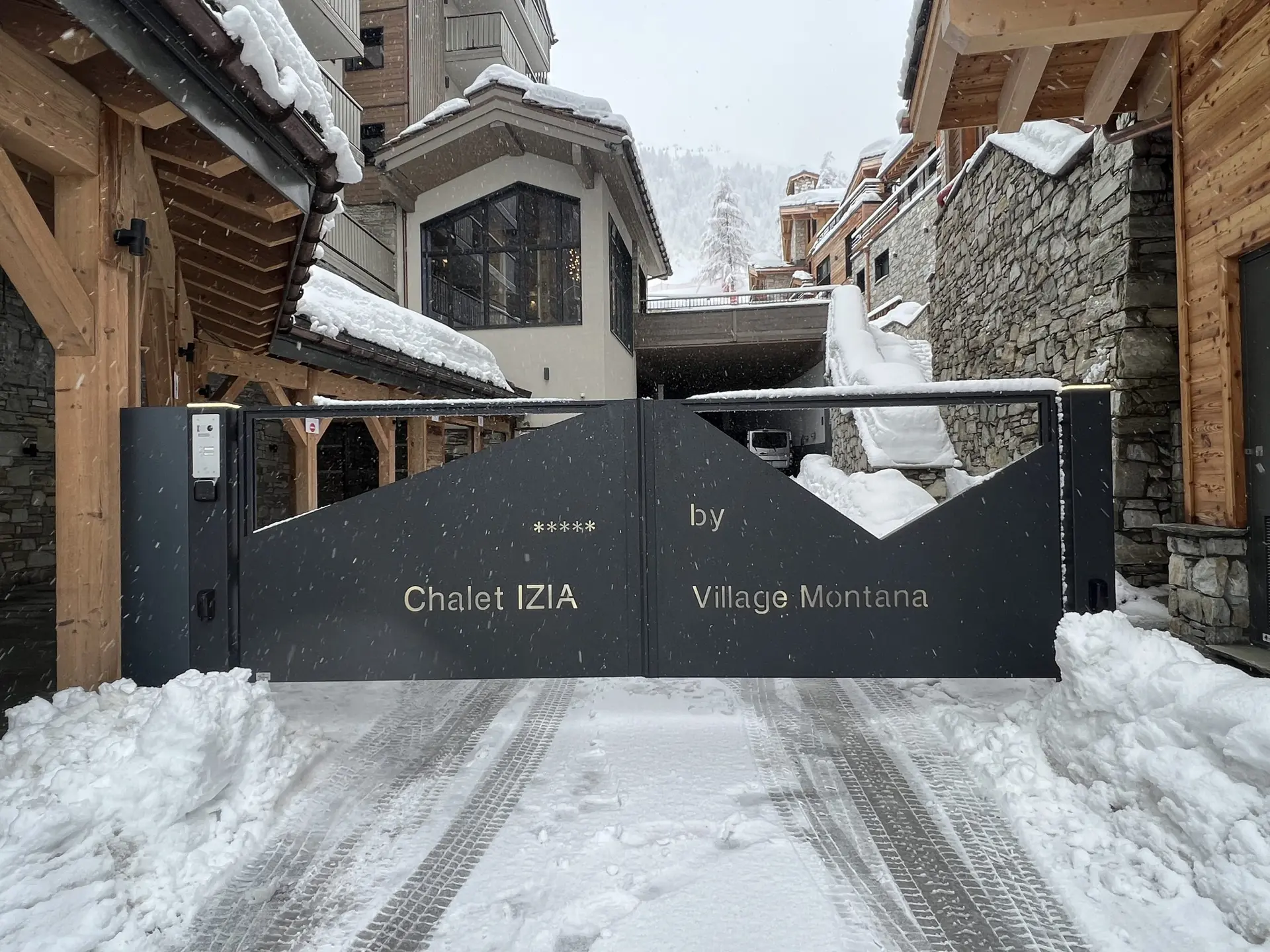 Portail aluminium installé devant une maison en Haute-Savoie