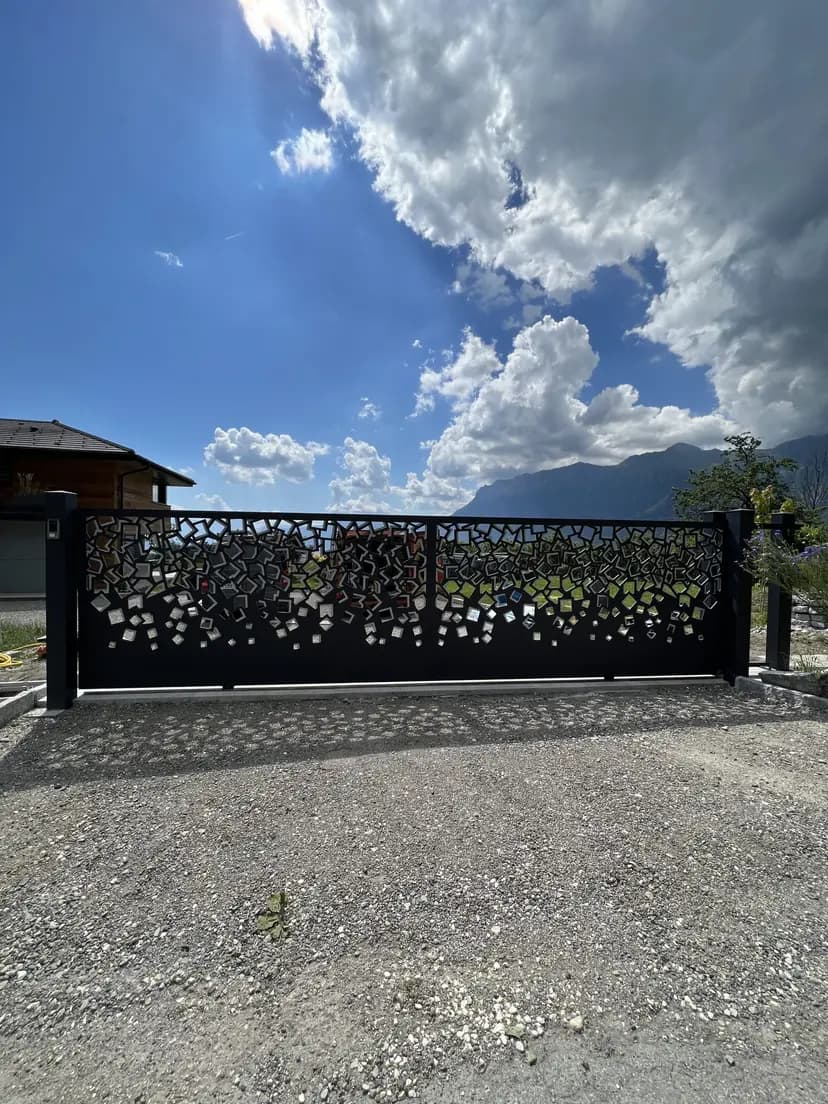 Portail battant installé dans la vallée de Thônes