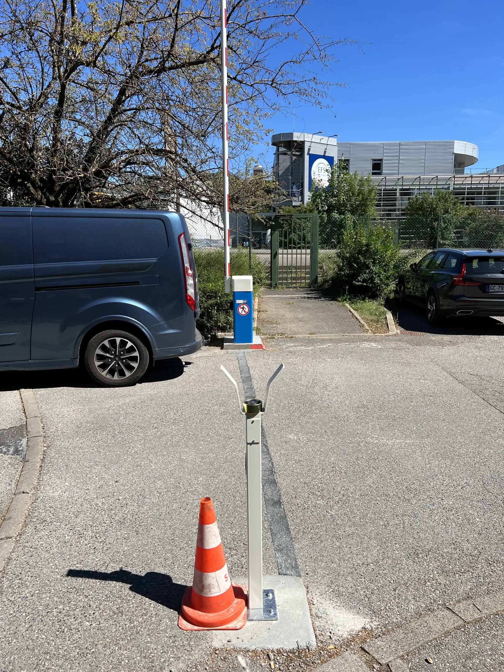 Barrière levante automatique sur parking professionnel à Annecy